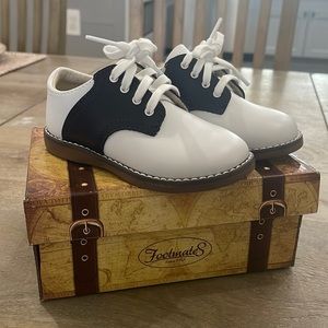 New in Box Footmates Navy Saddle Shoes Size 7